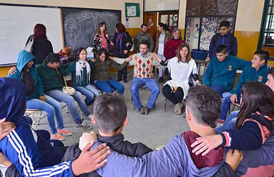 Capacitan a estudiantes secundarios sobre prevención de la violencia en la escuela