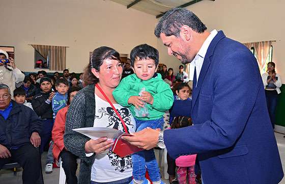 Más de 80 familias de la zona oeste de Capital recibieron las escrituras de sus terrenos