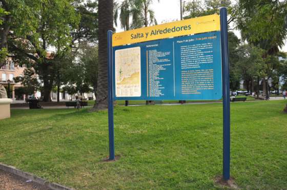 Continúa la instalación de carteles con información turística