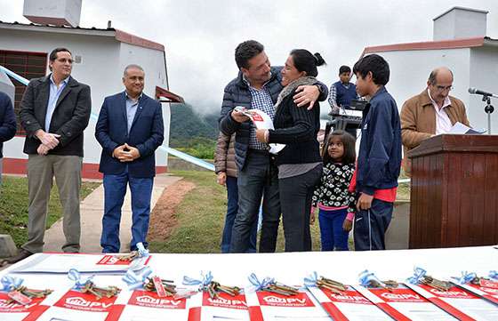 La Provincia entregó 38 casas a familias de Salvador Mazza