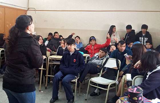 Niños, niñas y adolescentes participan de un taller para prevenir grooming