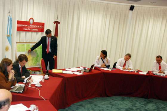 El gobernador Urtubey instruyó al Gabinete para resolver la falta de garrafas