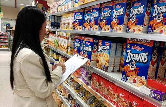 Por vender productos vencidos, tres cadenas de supermercados fueron multadas por $75 mil
