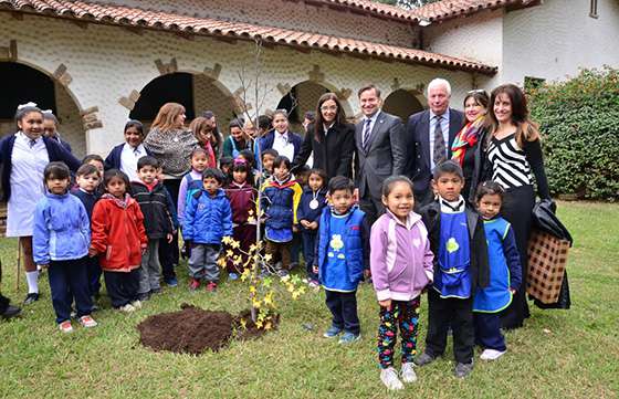 El Hogar Escuela se sumó a campaña de plantación de árboles por el Centenario de Finlandia