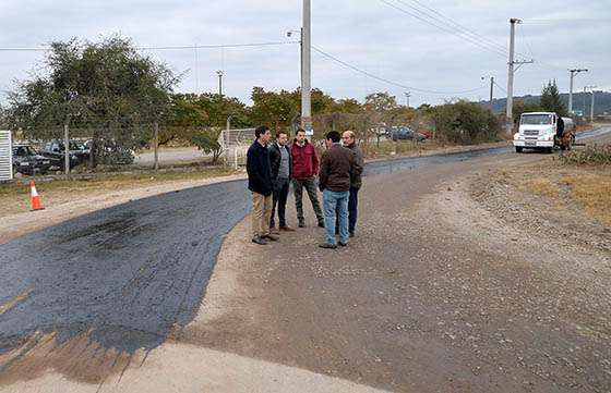 Continúa la pavimentación de avenida Patrón Costas, entre Universitario y las canchas de la Liga
