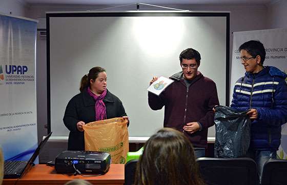 Jóvenes con discapacidad intelectual capacitaron a empleados públicos en el cuidado del ambiente