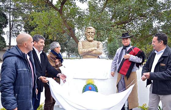 La Comisión del Bicentenario donó un busto del general Güemes a la Escuela Agrícola