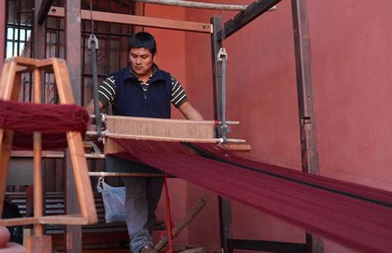 En el Museo Güemes demuestran el proceso de tejido del poncho salteño