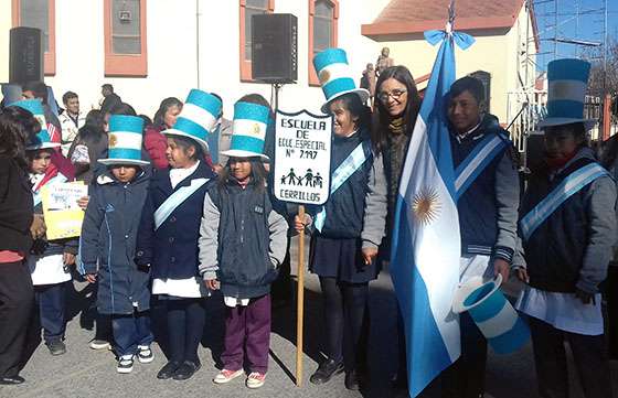 Niños de 4º grado de escuelas de Cerrillos prometieron fidelidad a la Bandera Nacional