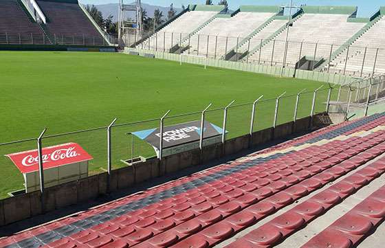 En el Martearena realizan tareas de mantenimiento y resembrado de la cancha