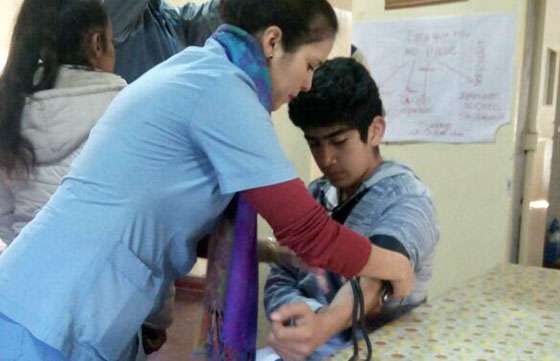 Efectúan operativos de asistencia sanitaria en escuelas de El Potrero