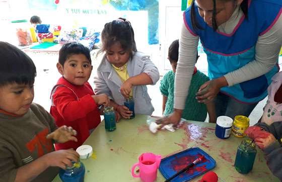 En Cachi niños participaron en un taller de pintura para el desarrollo motriz