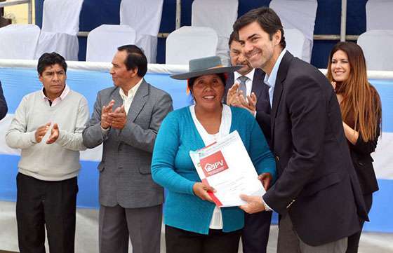 Urtubey entregó viviendas e inauguró una obra en Isla de Cañas