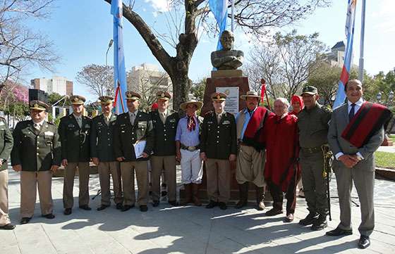 La Comisión del Bicentenario donó un busto del General  Güemes a Gendarmería en Corrientes