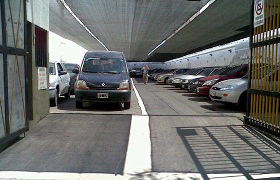 Las playas de estacionamiento deben hacerse cargo de daños a vehículos