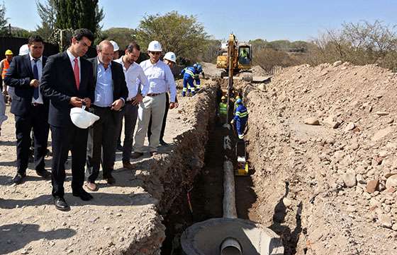 Urtubey recorrió la obra de red de cloacas que beneficiará a 3650 familias de San Lorenzo