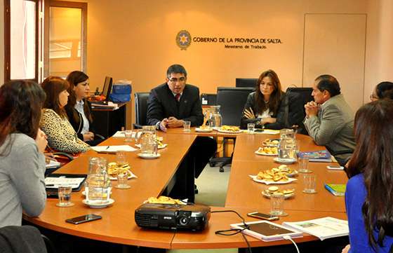 Gobierno y ONG promueven acciones para que los menores permanezcan en la Escuela