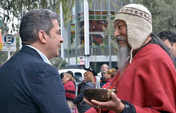 Funcionarios y miembros de comunidades andinas compartieron la celebración de la Pachamama