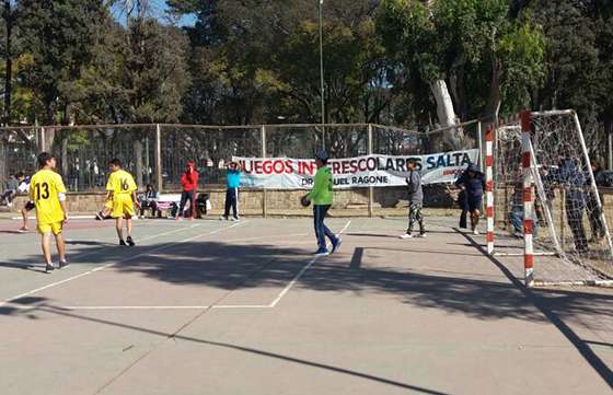 Niños y jóvenes participan en el Torneo Inter Escolar Miguel Ragone