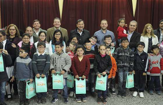 En Metán el Vicegobernador entregó anteojos a niños sin obra social