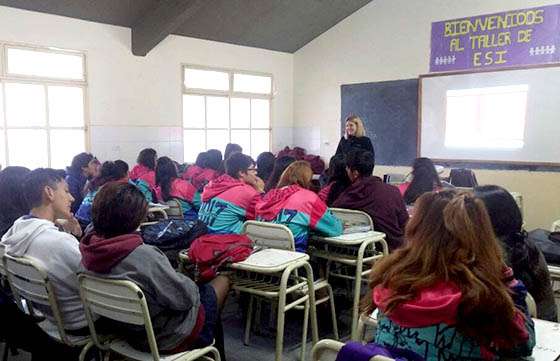 Alumnos del secundario Dr. Miguel Ragone se concientizaron sobre violencia en las redes