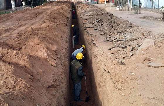 Avanzan las obras de agua y cloaca en Los Blancos, Dragones y Coronel Juan Solá