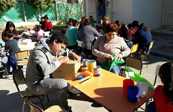 Madres del CPI de Metán construyen juguetes para regalar a sus hijos en el Día del Niño