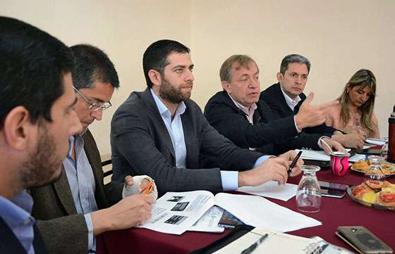 Funcionarios provinciales y municipales se reúnen en Vaqueros