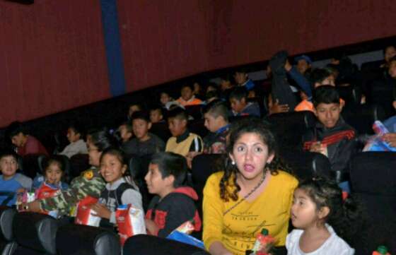 Niños de comunidades aborígenes y de barrios Capitalinos festejaron su día en el cine