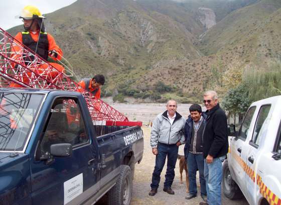 Defensa Civil entregó equipos de comunicación y antenas en El Alisal