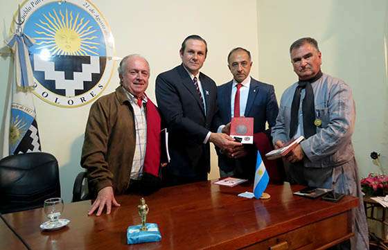 La Comisión del Bicentenario donó bibliografía sobre Güemes a la ciudad de Dolores