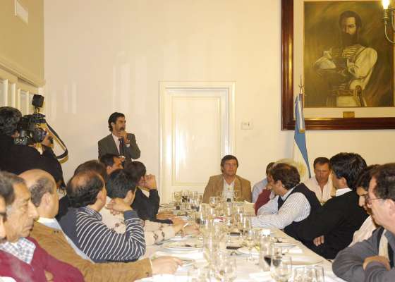 Urtubey recibió a jugadores y directivos del club Juventud Antoniana de Salta 