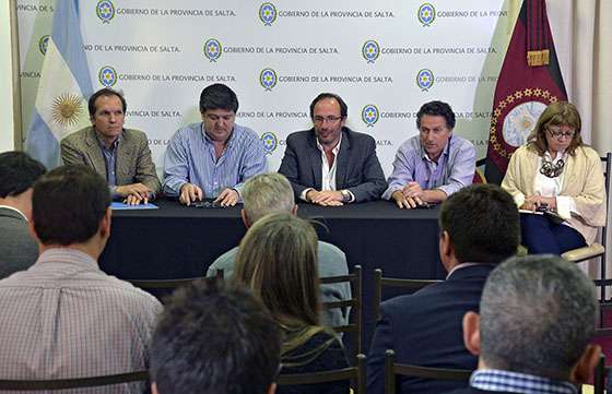 Coordinan acciones para el monitoreo y control de la plaga de la langosta en Salta