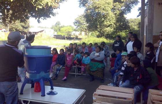 Familias de Dragones reciben su filtro comunitario de agua potable