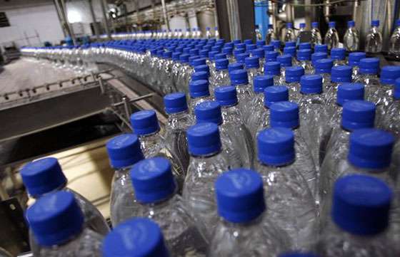 Advierten sobre posibles trastornos digestivos por consumo de aguas envasadas