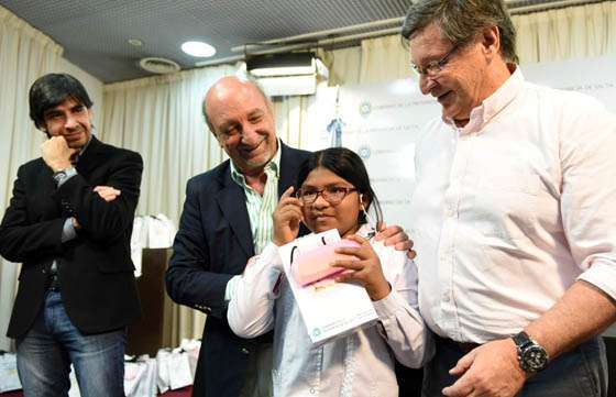 El Gobierno entregó 180 anteojos a niños de escuelas públicas