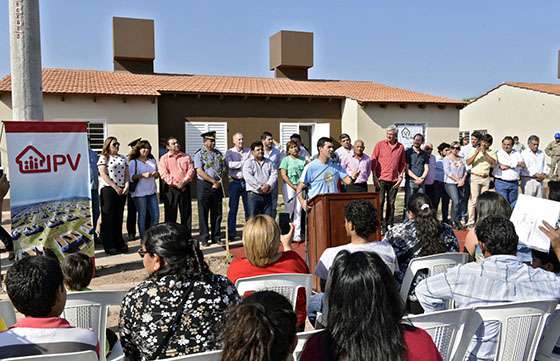 En Joaquín V. González el Gobernador entregó viviendas a 50 familias