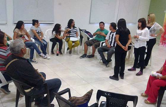 Dictan un taller sobre resiliencia destinado a un grupo de jóvenes con hipoacusia de General Güemes