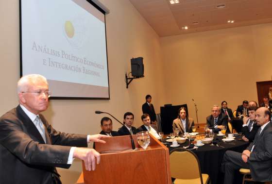 Mangabeira Unger presentó en Salta una alternativa nacional para Argentina y Brasil