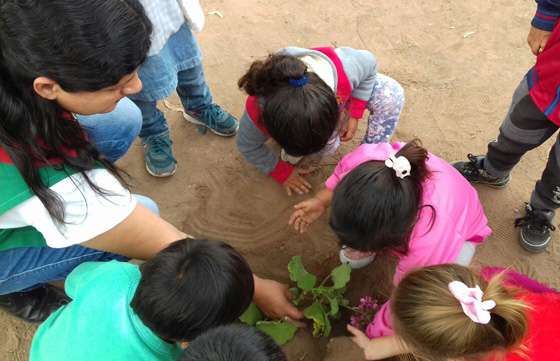 Dictan talleres de huertas familiares en el Centro de Primera Infancia de Urundel