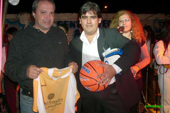 Palópoli entregó indumentaria en villa Chartas