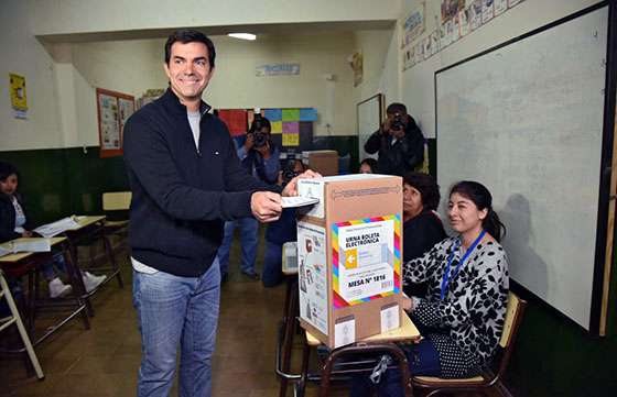 Urtubey emitió su voto y destacó la importancia de la boleta única electrónica