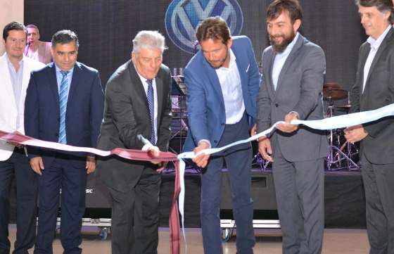 El ministro Costello participó en la apertura de la nueva concesionaria Volkswagen