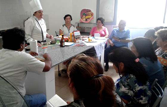 La chef Luly López Arias enseñó a cocinar en forma saludable a afiliados del IPS con diabetes