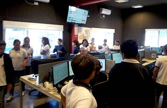 Alumnos del Colegio Verbum visitaron el edificio del 9-1-1