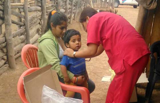 Con visitas domiciliarias el refuerzo estival continúa asistiendo a familias del Chaco salteño