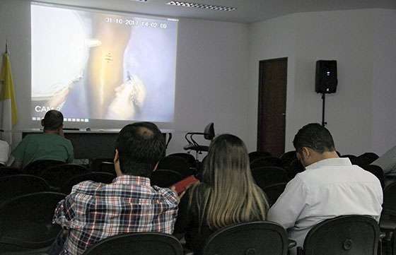 Pacientes sin cobertura social son operados por especialistas en artroscopía