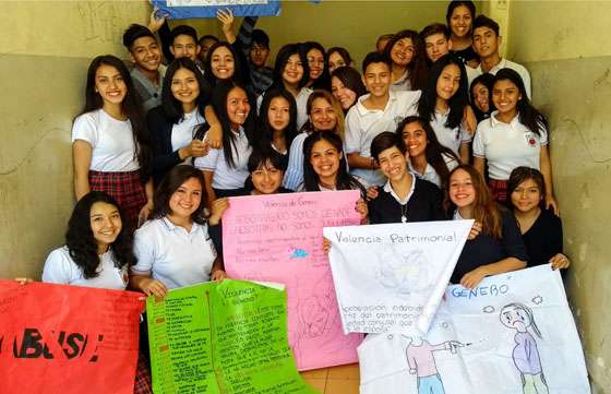 Alumnos secundarios se expresaron contra la violencia de género