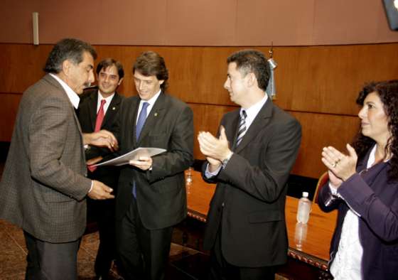 El ministro de Gobierno entregó personerías jurídicas a ONG 