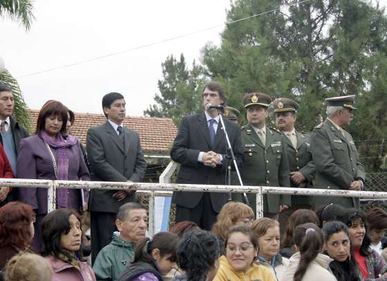 Kosiner acompañó el festejo de las bodas de plata de la escuela Eva Perón